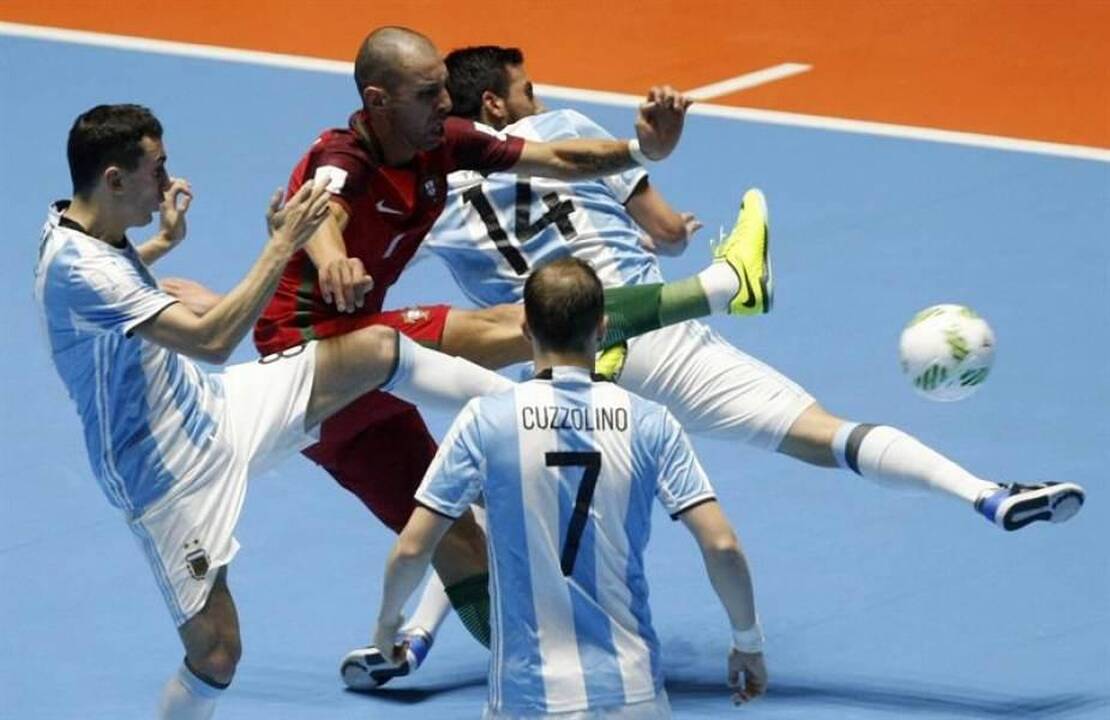 Favoritai: pasaulio salės futbolo čempionai argentiniečiai (dryžuoti marškinėliai) kelialapio į Lietuvą sieks per atranką Pietų Amerikos čempionate.