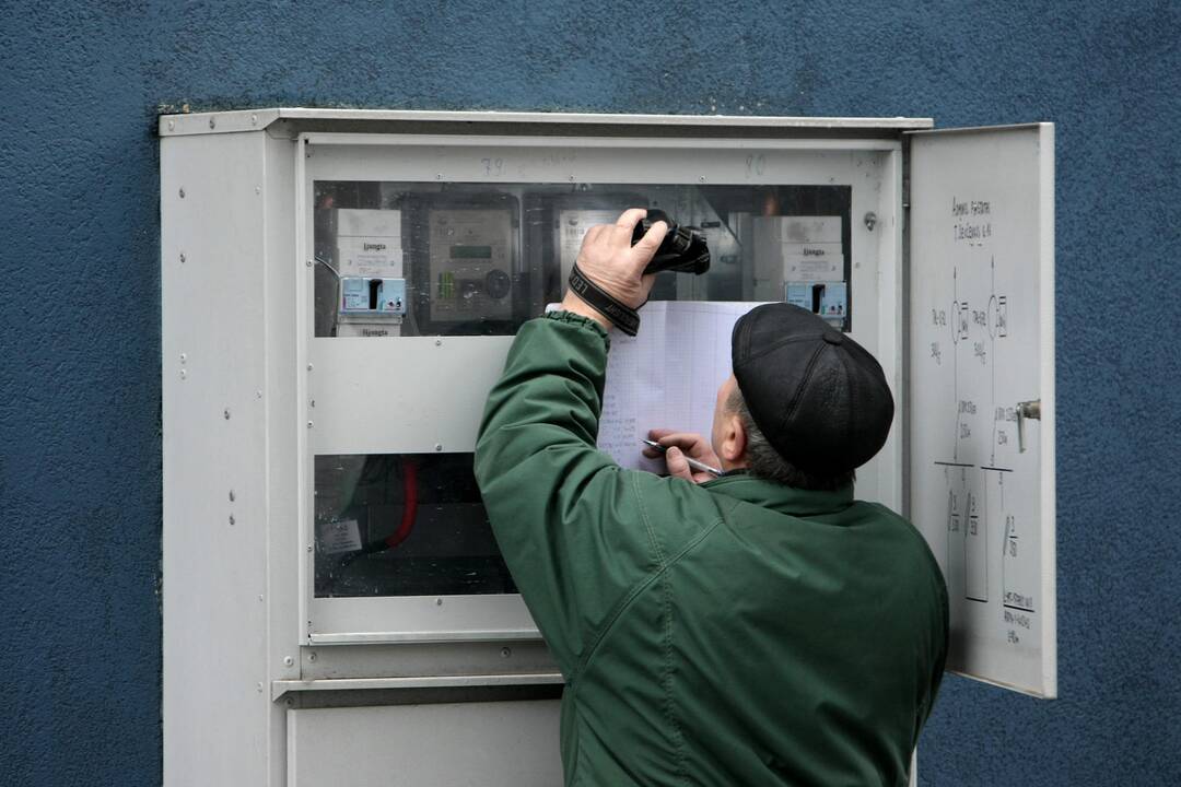 Neaiškumai: elektros vartotojų atstovai piktinasi, kad energijos tiekėjai kasmet giriasi vis didesniais pelnais, tačiau elektra gerokai pabrango.