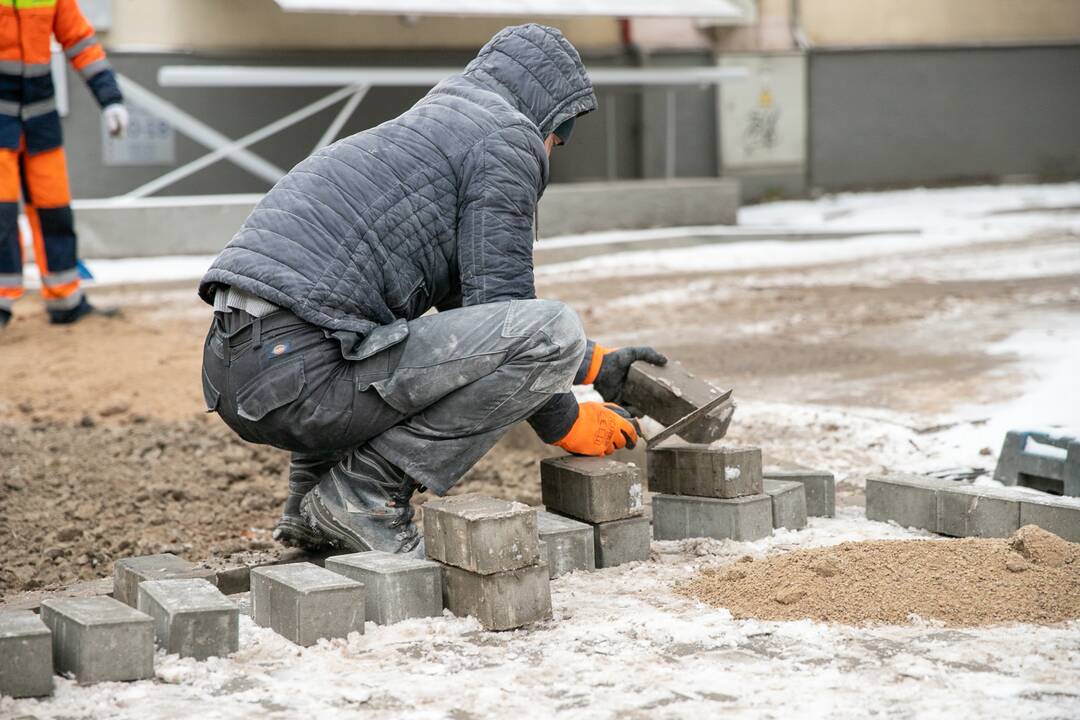Kaune iškritęs sniegas kelių remonto darbų nestabdo