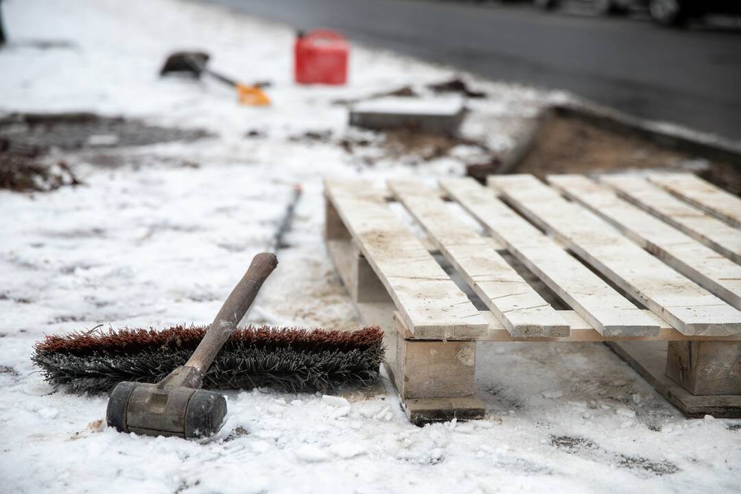 Kaune iškritęs sniegas kelių remonto darbų nestabdo