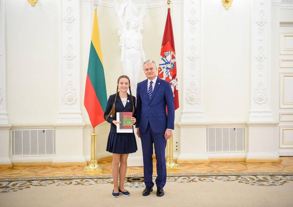 Garbė: geriausiai pasirodę Lietuvos Respublikos Konstitucijos egzamine įsiamžino su šalies Prezidentu Gitanu Nausėda.
