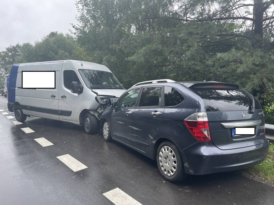 Avarija pakaunėje: sužeisti 5 žmonės, tarp jų – 2 mažamečiai, ir stirna, kuri neišgyveno