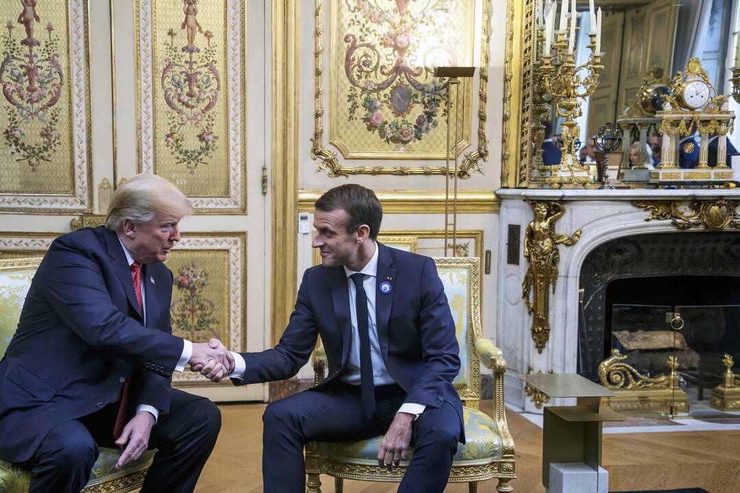 Donaldas Trumpas (kairėje) ir Emmanuelis Macronas (dešinėje)