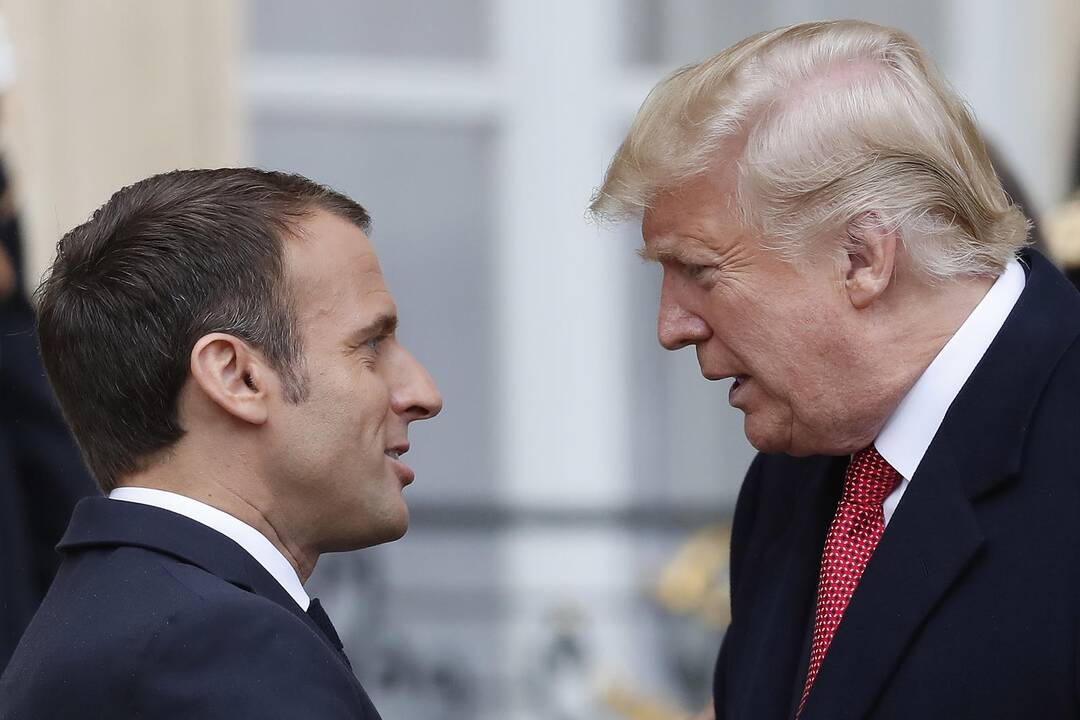 Donaldas Trumpas (kairėje) ir Emmanuelis Macronas (dešinėje)