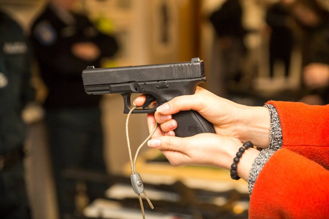 Lietuvoje pradedami išduoti elektroniniai leidimai ginklams laikyti