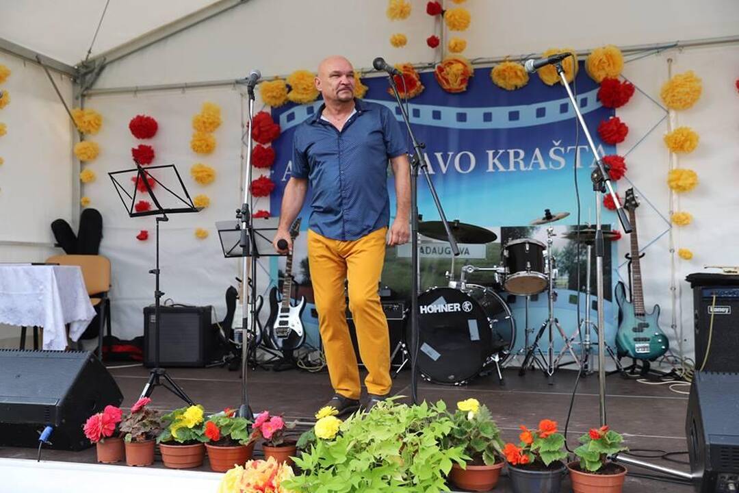 Kartu: ąžuoliuką sodino A.Gudžiaus tėvai su šventės svečiais ir bendruomene.