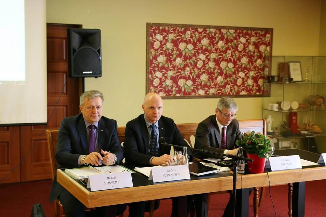 Profesionalas: R.Vosylius (pirmas iš kairės) asociacijos "Linava" posėdyje.