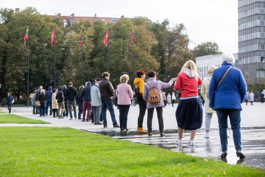 Sostinėje rinkėjai balsuoti renkasi nuo apylinkės atsidarymo pradžios