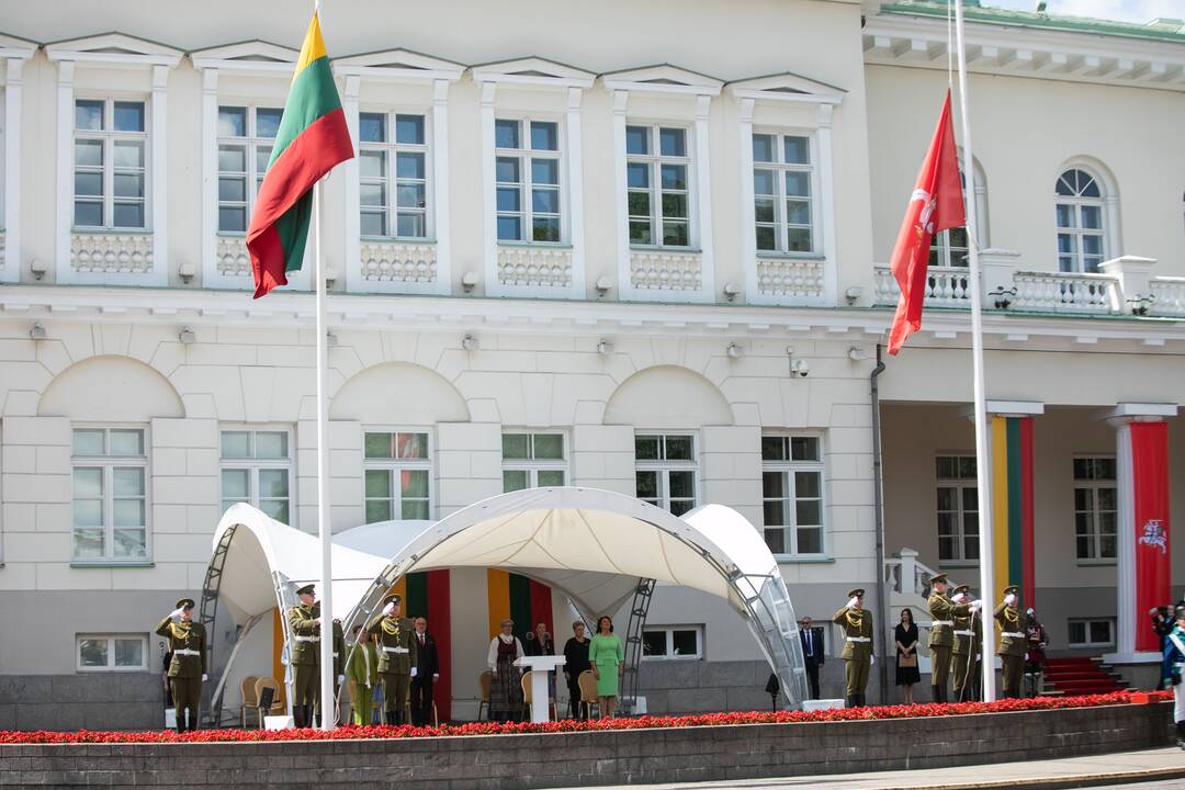 Valstybės vėliavų pakėlimo ceremonija Prezidentūroje