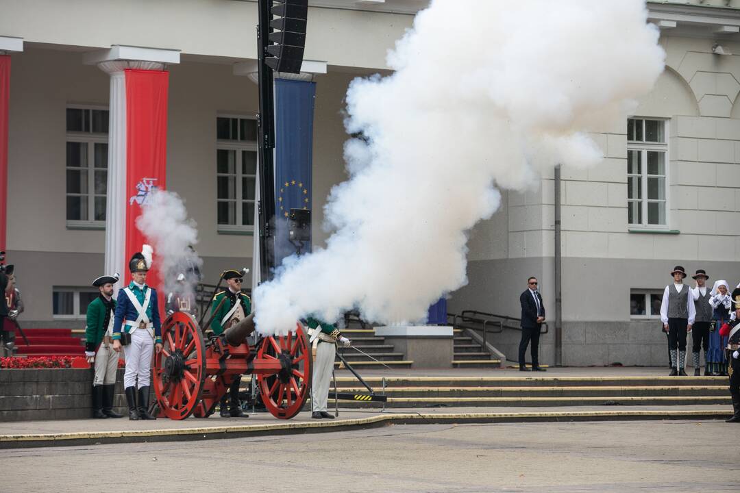 Valstybės vėliavų pakėlimo ceremonija Prezidentūroje