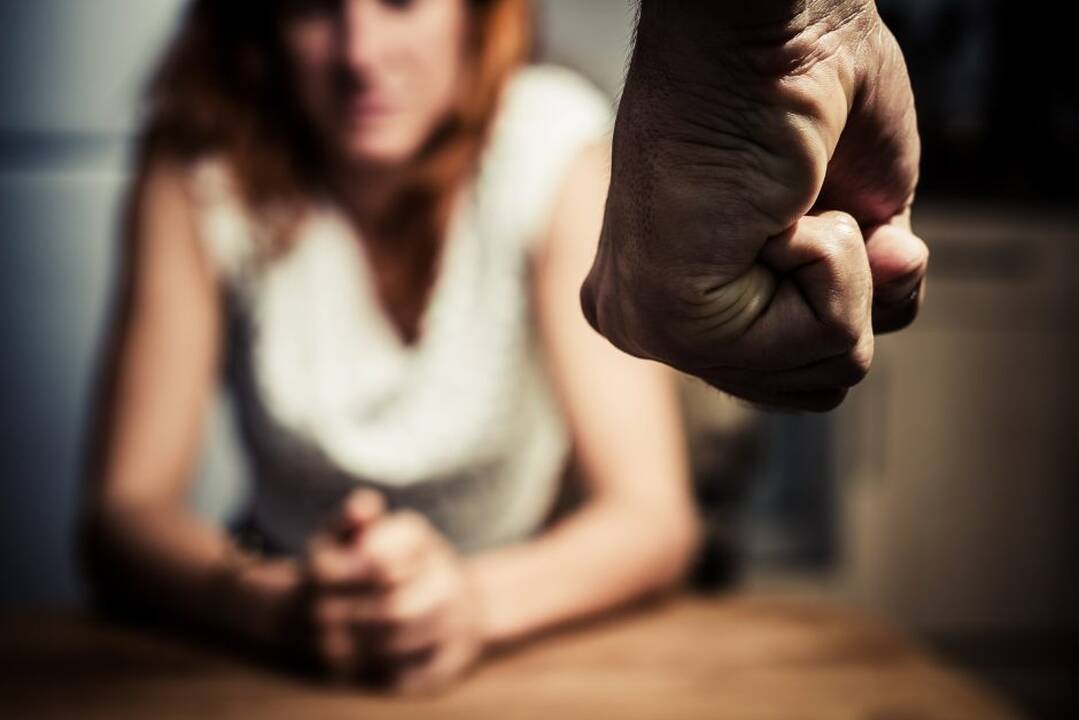Drama pakaunėje: gindamas mamą paauglys sužalojo jos skriaudiką