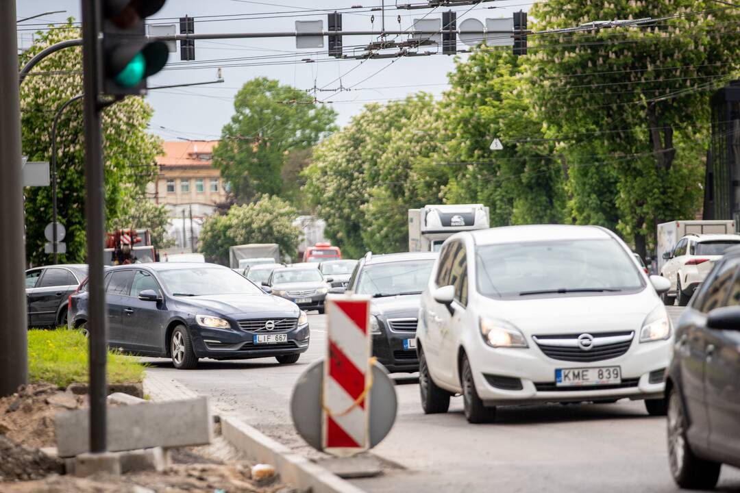 Pastebėjimas: už incidentus keliuose atsakingi ne tik jaunieji vairuotojai.