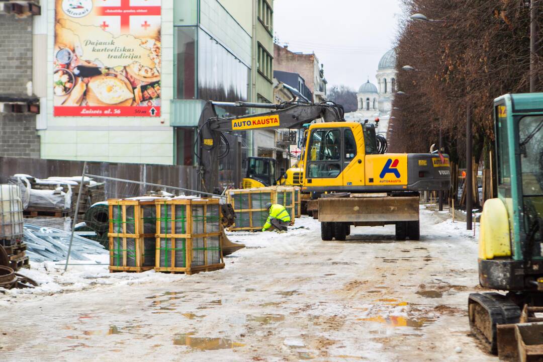 Klojamas naujas Laisvės alėjos grindinys