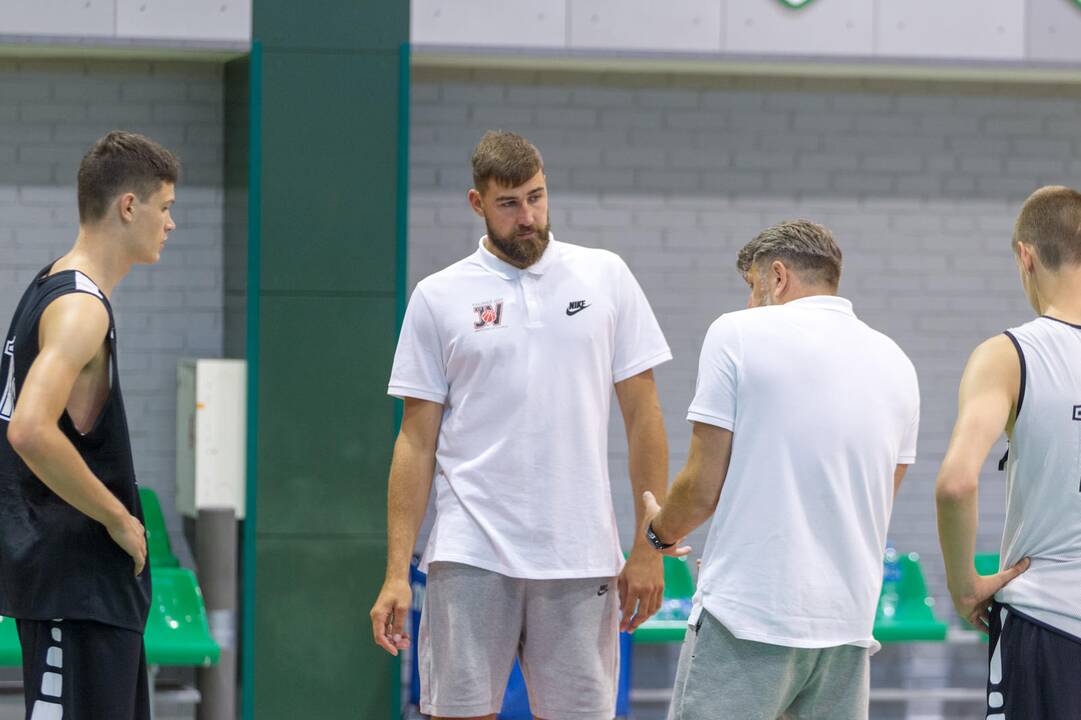 J. Valančiūno krepšinio stovykla