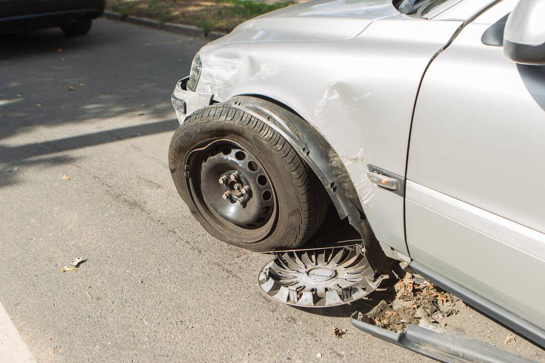 Per trijų automobilių avariją vienas apvirto ant stogo