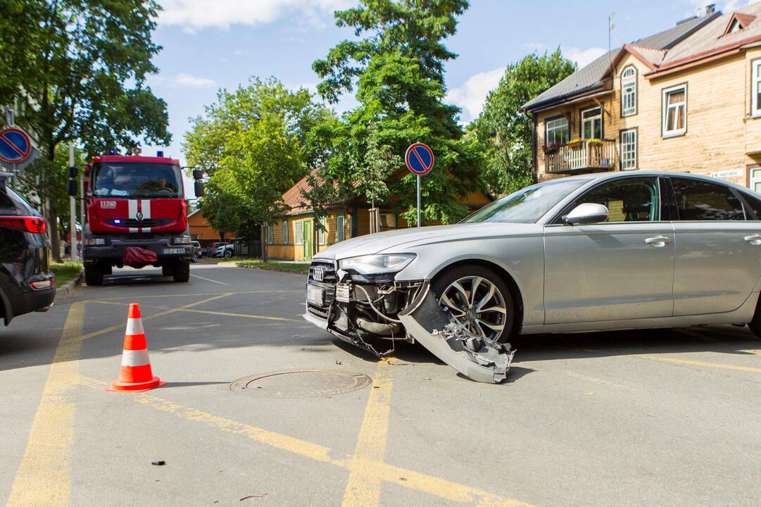 Per trijų automobilių avariją vienas apvirto ant stogo