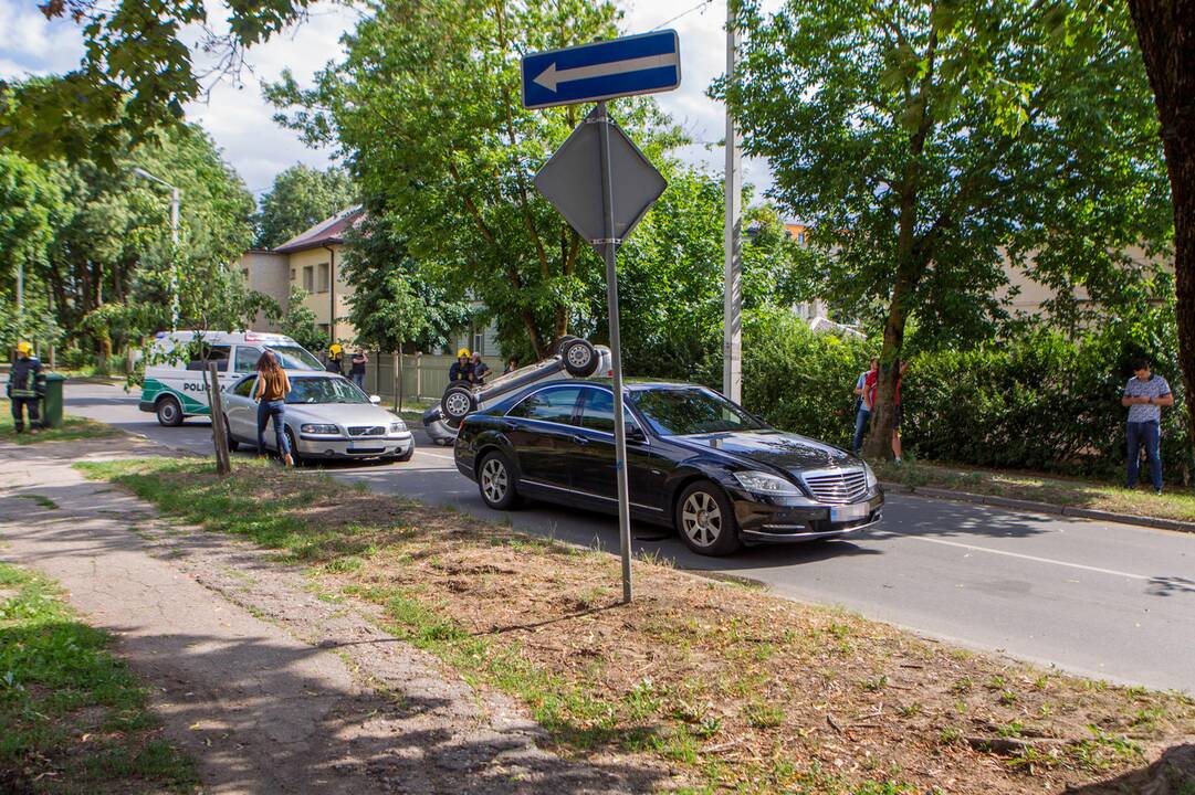 Per trijų automobilių avariją vienas apvirto ant stogo