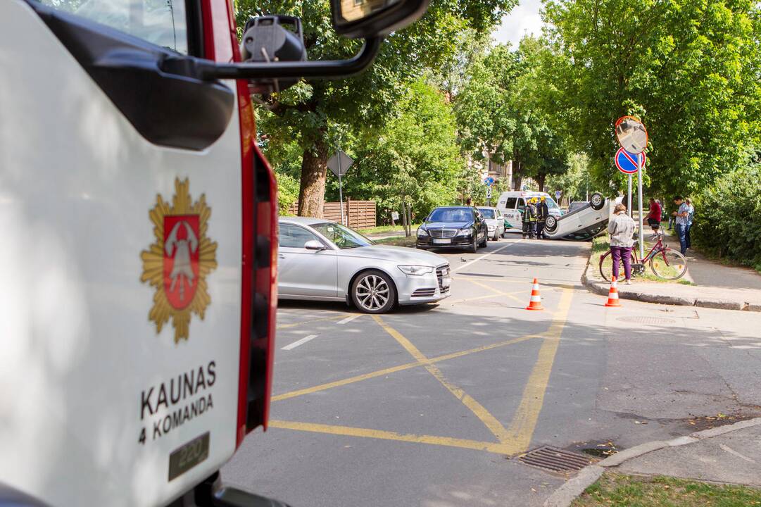 Per trijų automobilių avariją vienas apvirto ant stogo