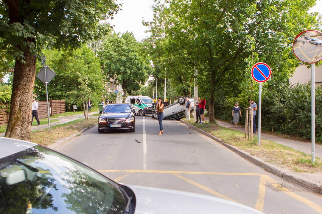 Per trijų automobilių avariją vienas apvirto ant stogo