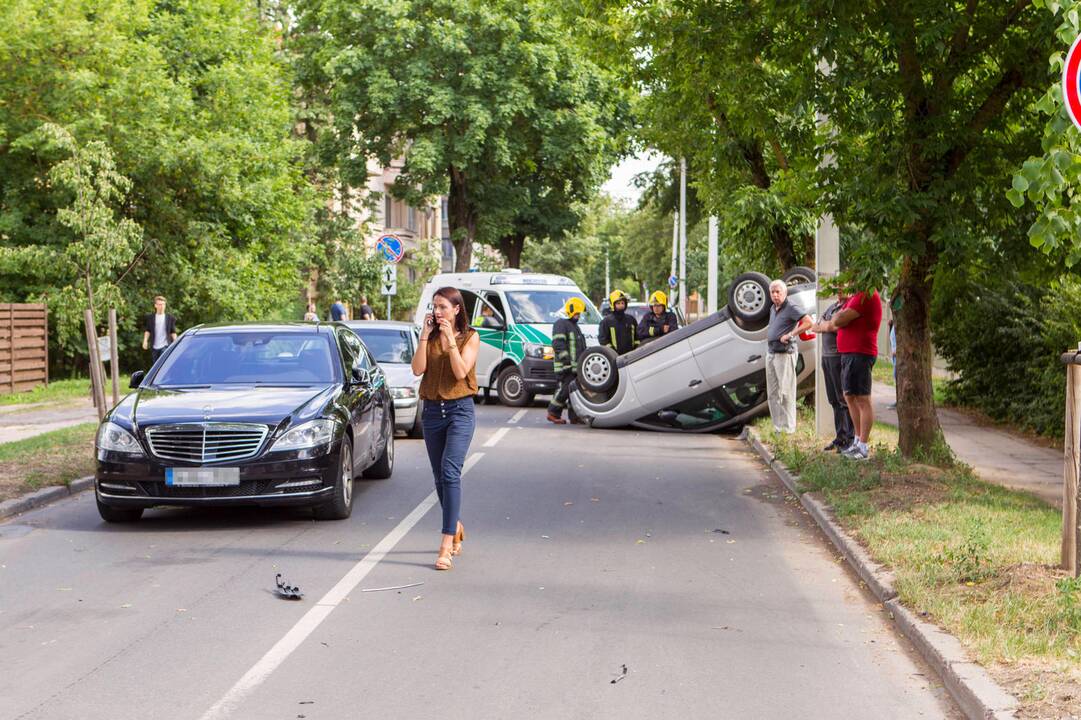 Per trijų automobilių avariją vienas apvirto ant stogo