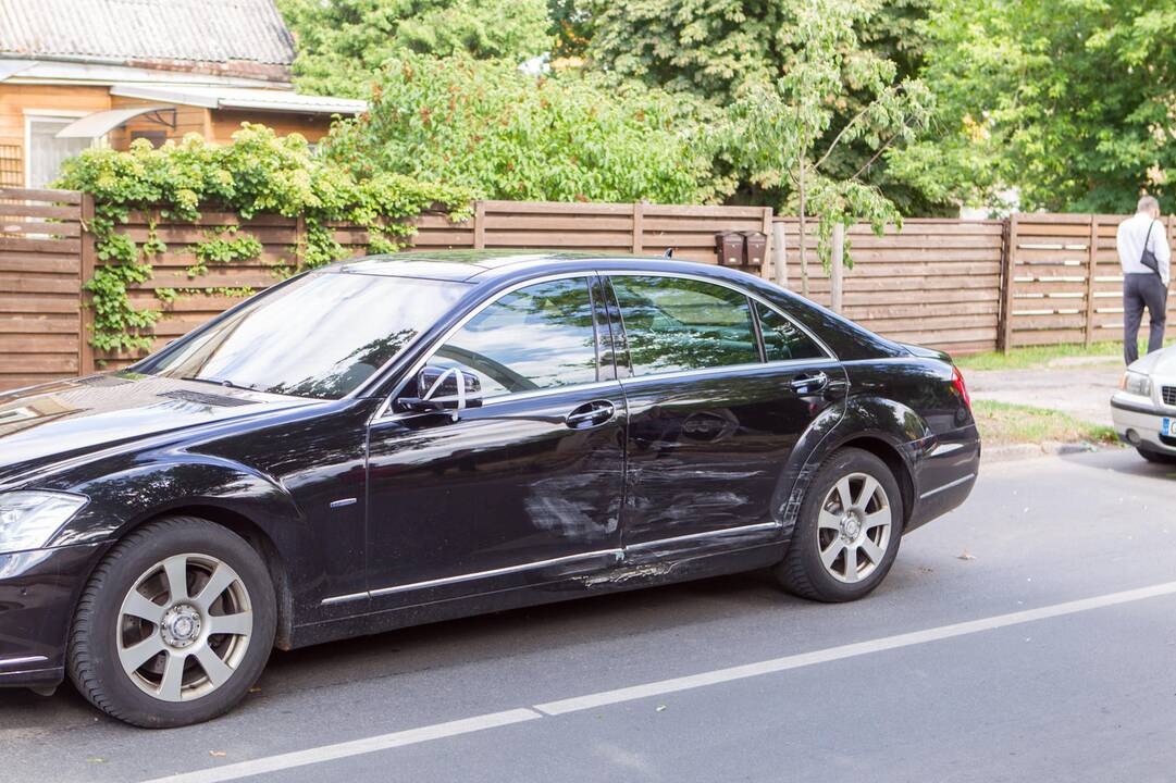 Per trijų automobilių avariją vienas apvirto ant stogo