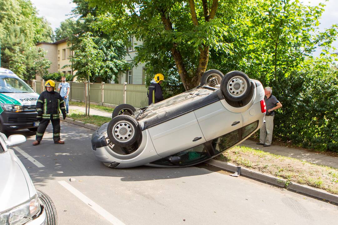 Per trijų automobilių avariją vienas apvirto ant stogo