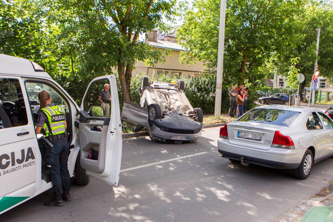 Per trijų automobilių avariją vienas apvirto ant stogo