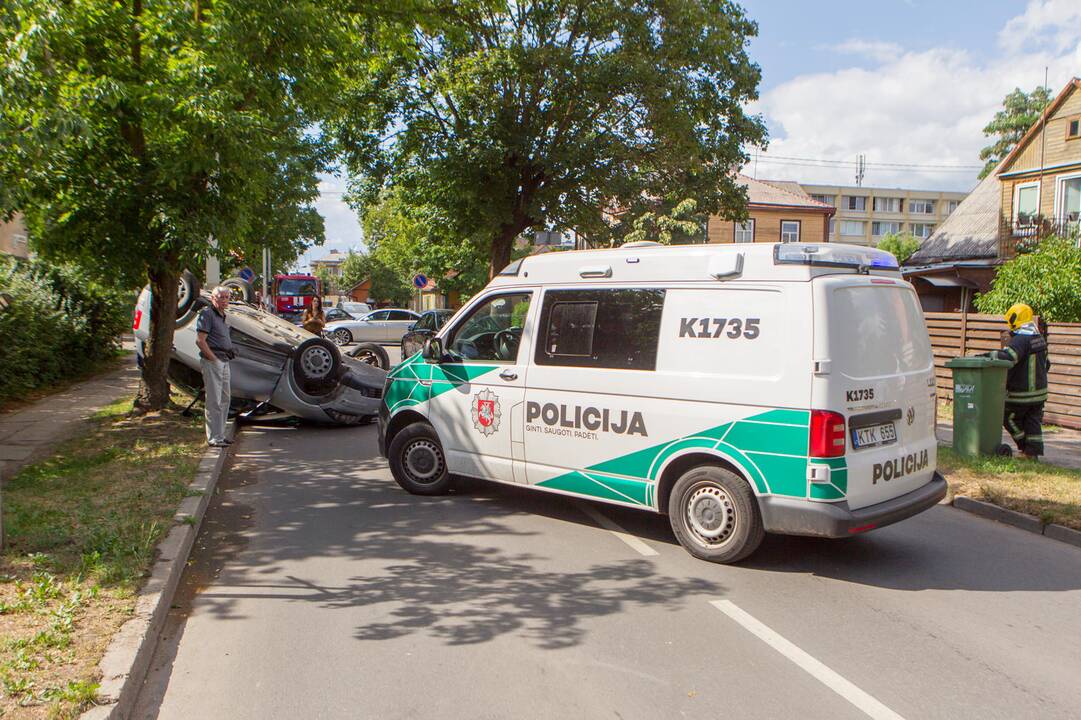 Per trijų automobilių avariją vienas apvirto ant stogo