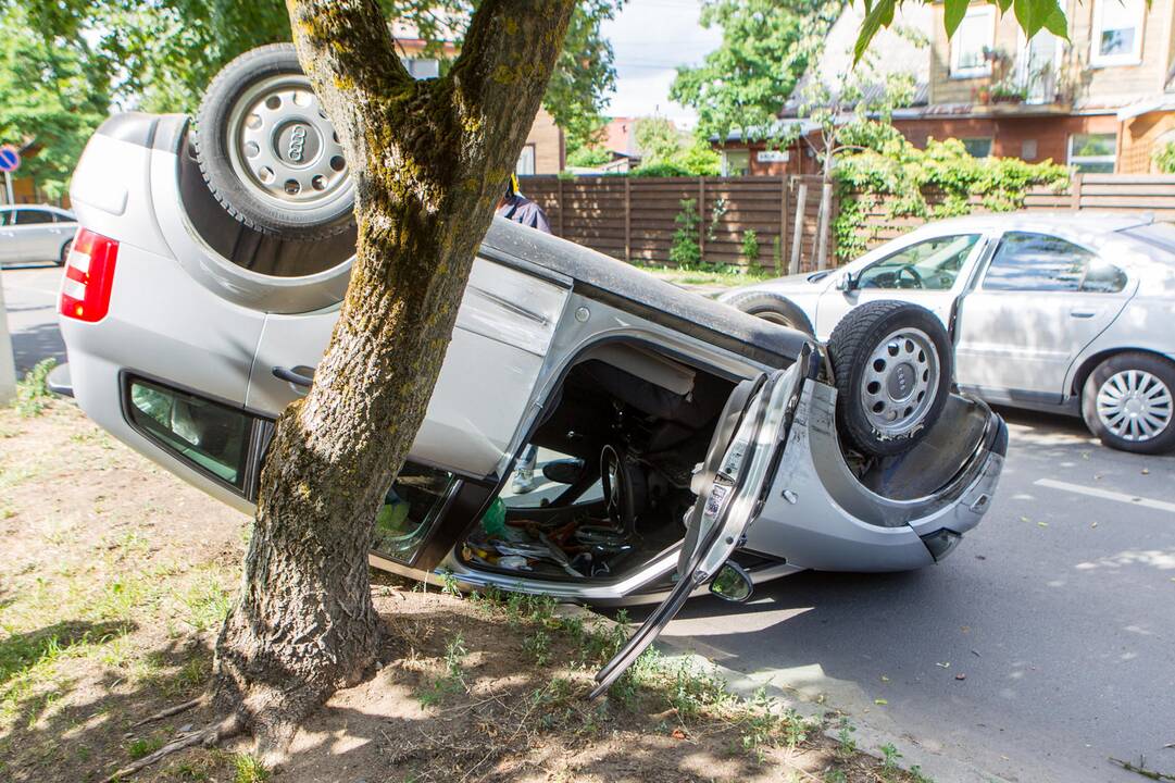 Per trijų automobilių avariją vienas apvirto ant stogo