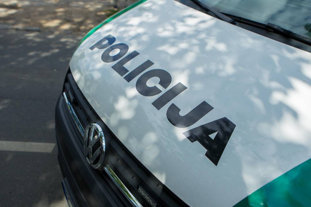 Per trijų automobilių avariją vienas apvirto ant stogo