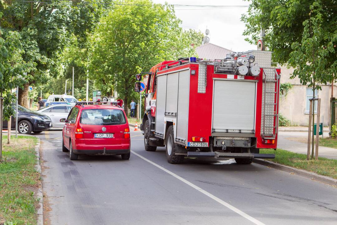 Per trijų automobilių avariją vienas apvirto ant stogo