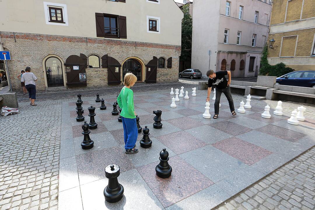 Senamiesčio šachmatai vilioja ir turistus