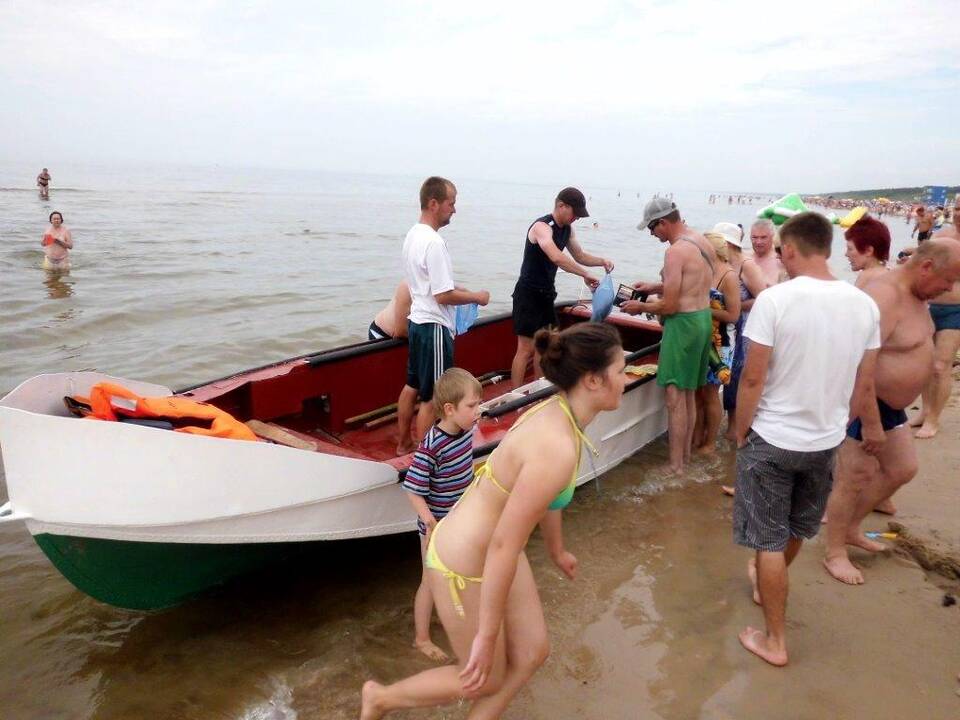 Nelegali prekyba rūkytomis žuvimis iš valčių Palangoje gyvuoja ne vieną dešimtmetį.