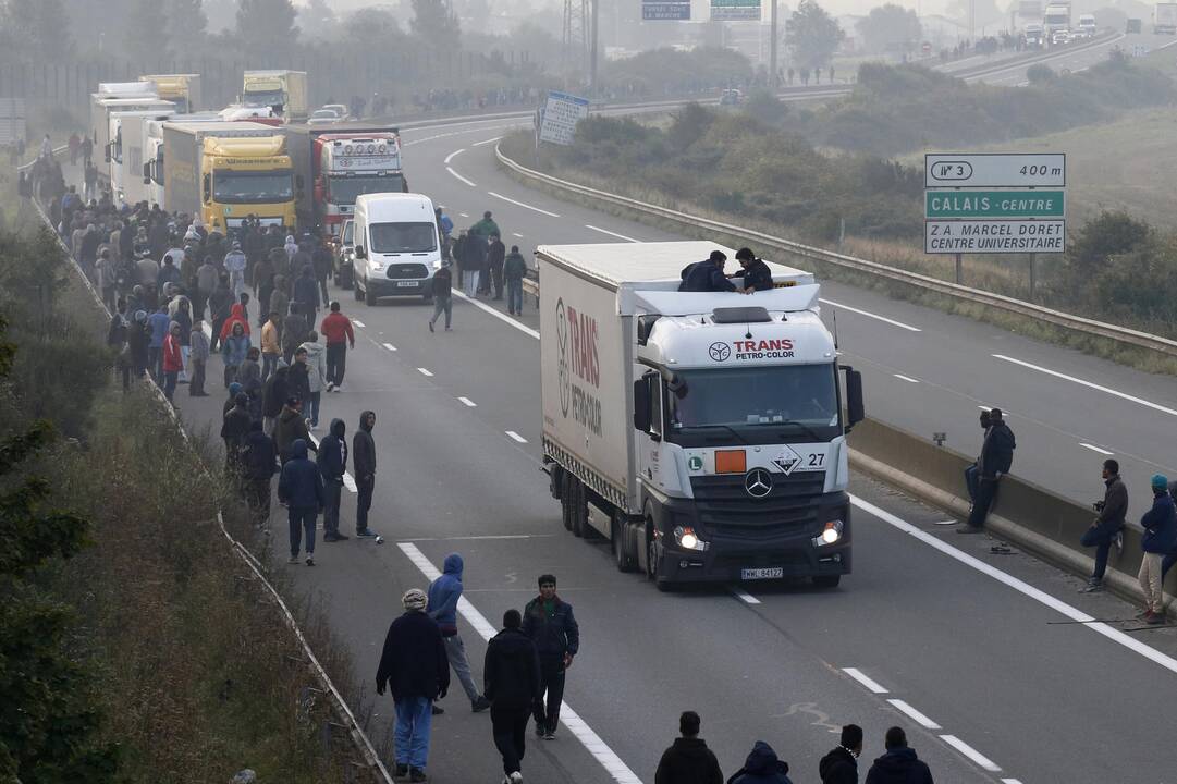 Minios pabėgėlių tyko lietuvių vilkikų prie keltų, plaukiančių per Lamanšo sąsiaurį į Angliją.