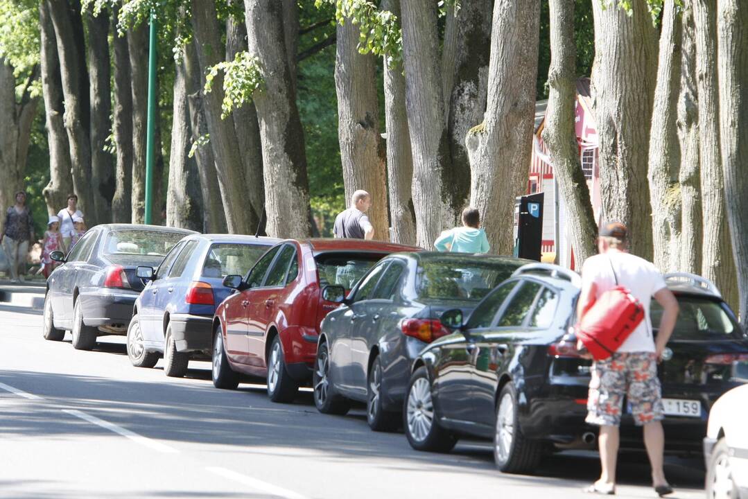 Išlaidos: šiemet Palangoje už automobilių stovėjimą renkamas mokestis visose gatvėse į vakarus nuo Vytauto gatvės.