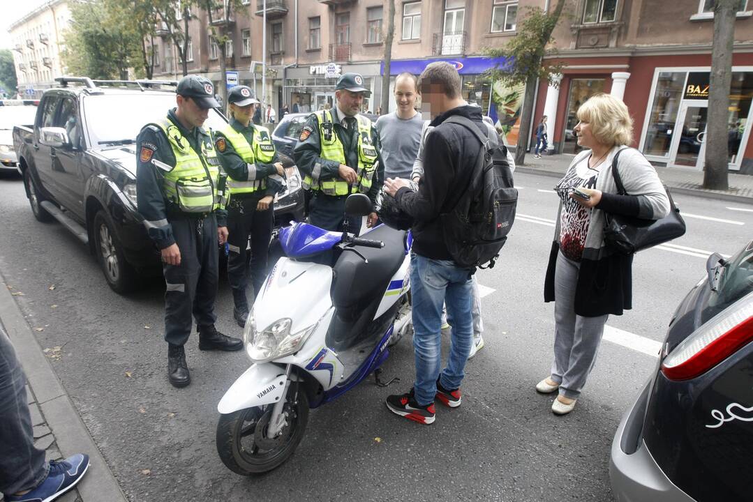 Į įvykio vietą atskubėjo policininkai, įsitikino, kad žmonės nenukentėjo.