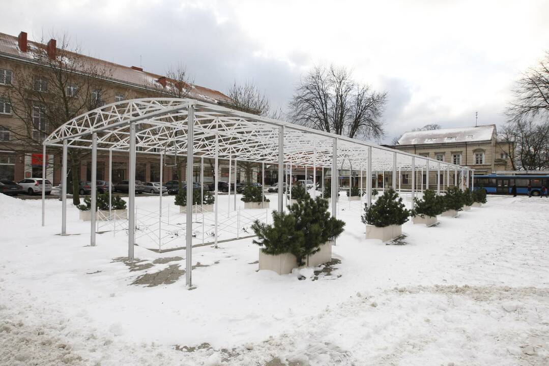 Verslininkai tikino gausiantys dokumentus, leidžiančius stovėti šiam paviljonui, tačiau iki šiol to nepadarė.