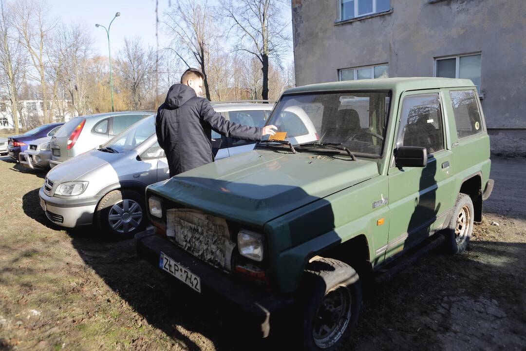 Tikrino: uostamiestyje tvarkdariai ieškojo viešose vietose paliktų nenaudojamų automobilių.