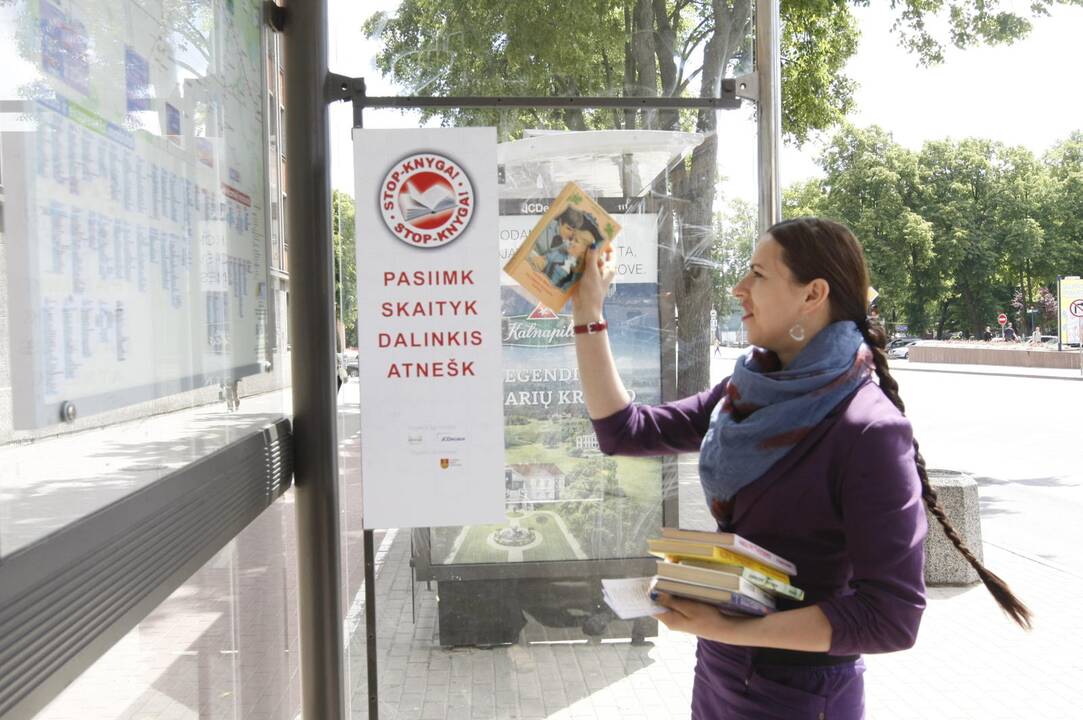 Lentynėlės: knygų lentynėlės atsirado dar 10-yje autobusų stotelių.