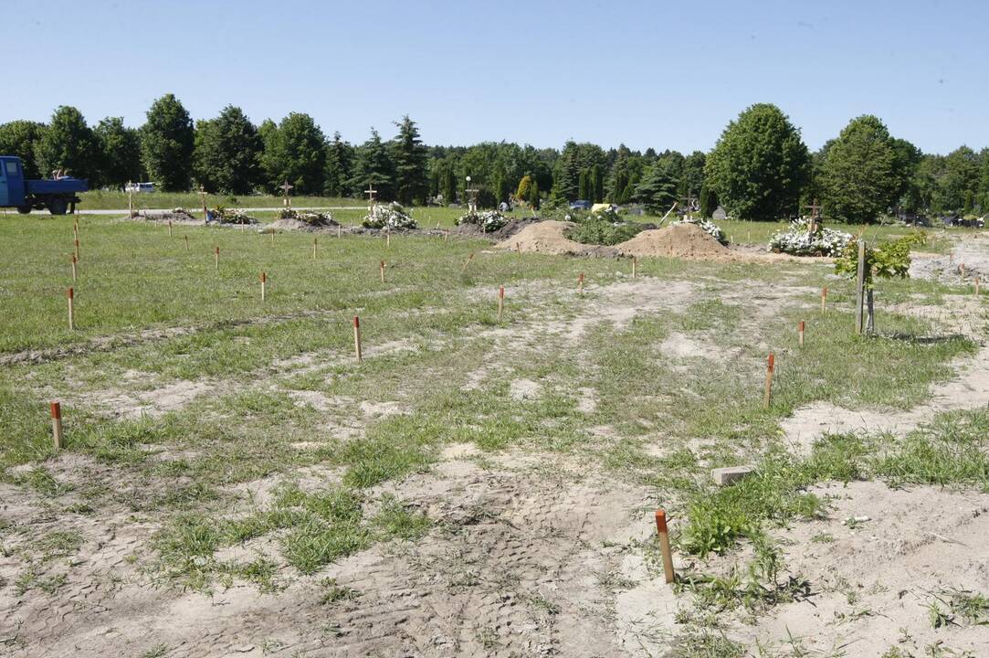 Sprendimas: į naująjį Lėbartų kapinių kvartalą, kuriame šaltuoju metų laiku paprastai kaupiasi vanduo, atvežta grunto.