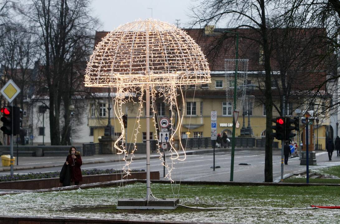 Dekoracijos: Atgimimo aikštėje šalia auksinės eglutės išdygo dvi šviečiančios medūzos.