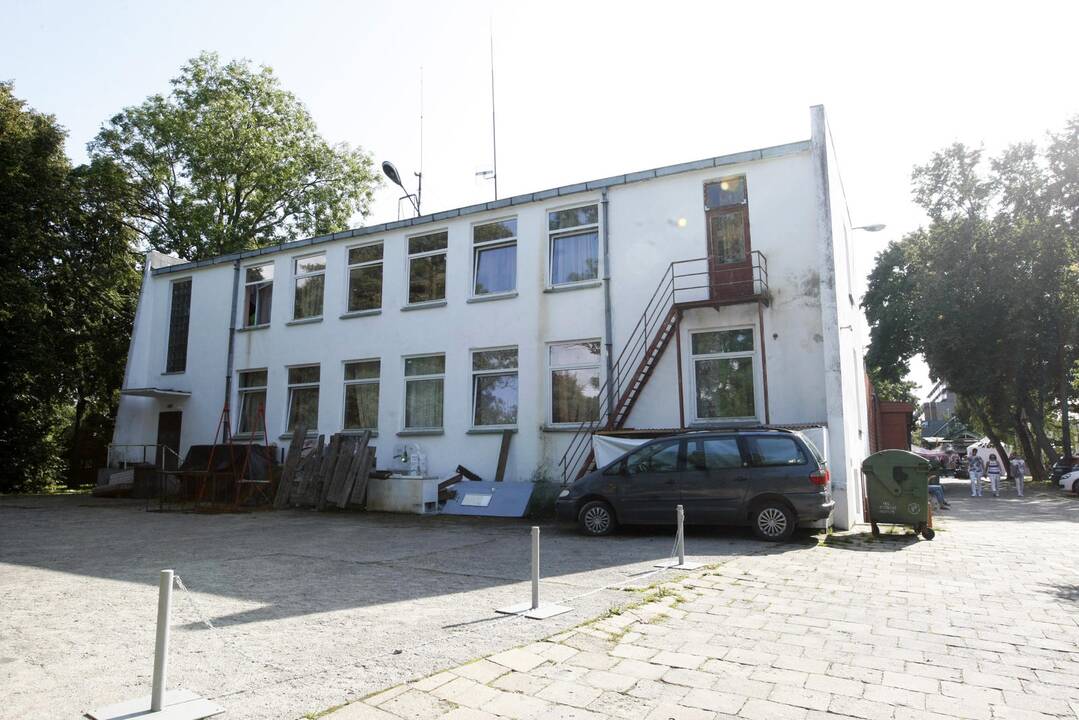 Nežabotomis linksmybėmis ir girtais klientais pagarsėjusį naktinį klubą "Laukinių vakarų salūnas" krečia tikrintojų būriai.