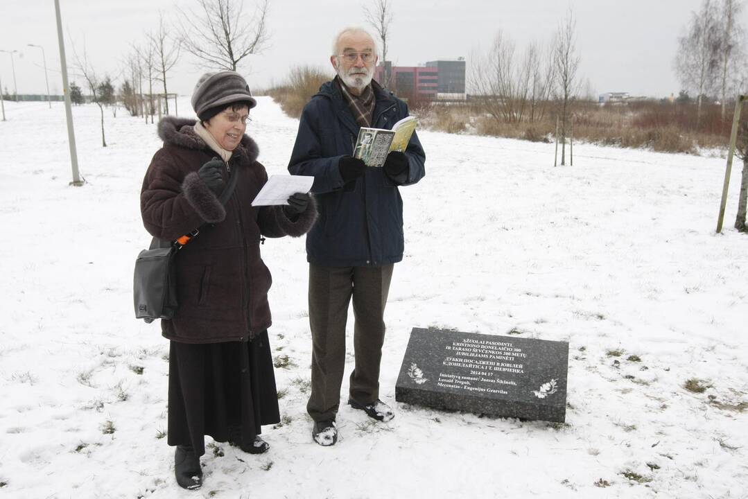 Poezija: L.Tregub prie atminimo didiesiems poetams lentos skaitė savo kūrybos eiles, į lietuvių kalbą jas išvertė klaipėdietė Nijolė Puzanauskienė.