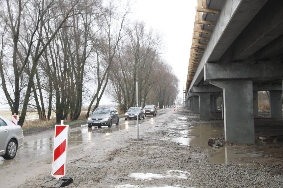 Kelių direkcija teigia nenutrauksianti Rusnės estakados statybos sutarties