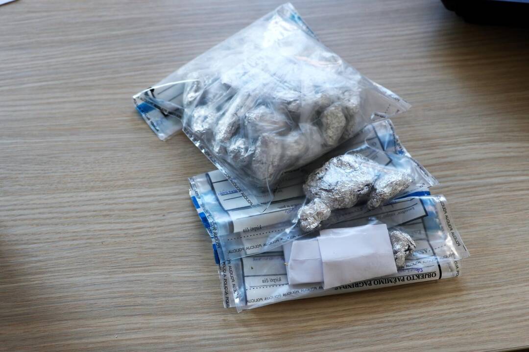 Sulaikyti keturi narkotinių medžiagų laikymu įtariami asmenys