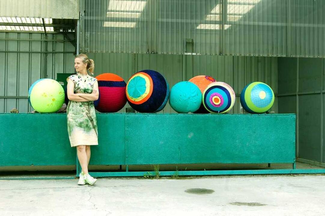 Grafikė Ž.Jasaitytė-Bessonova tyrinėja filosofines, fenomenologines reiškinių reikšmes.