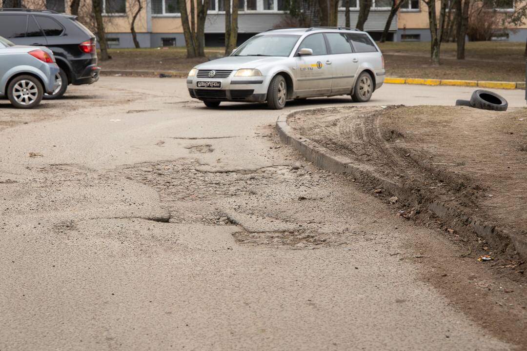 Skundas: P. Lukšio gatvės pradžios gyventoja skundžiasi, kad į kiemus tenka važiuoti duobėtu keliu.