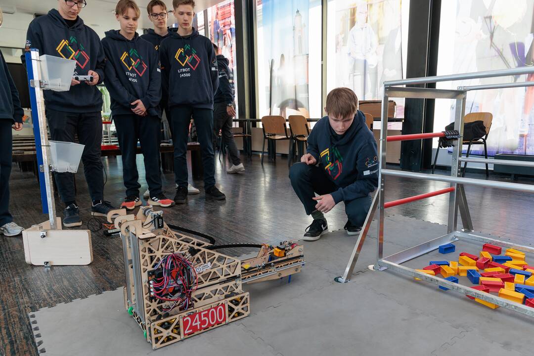 Kauno jėzuitų gimnazijos robotų virtuozai