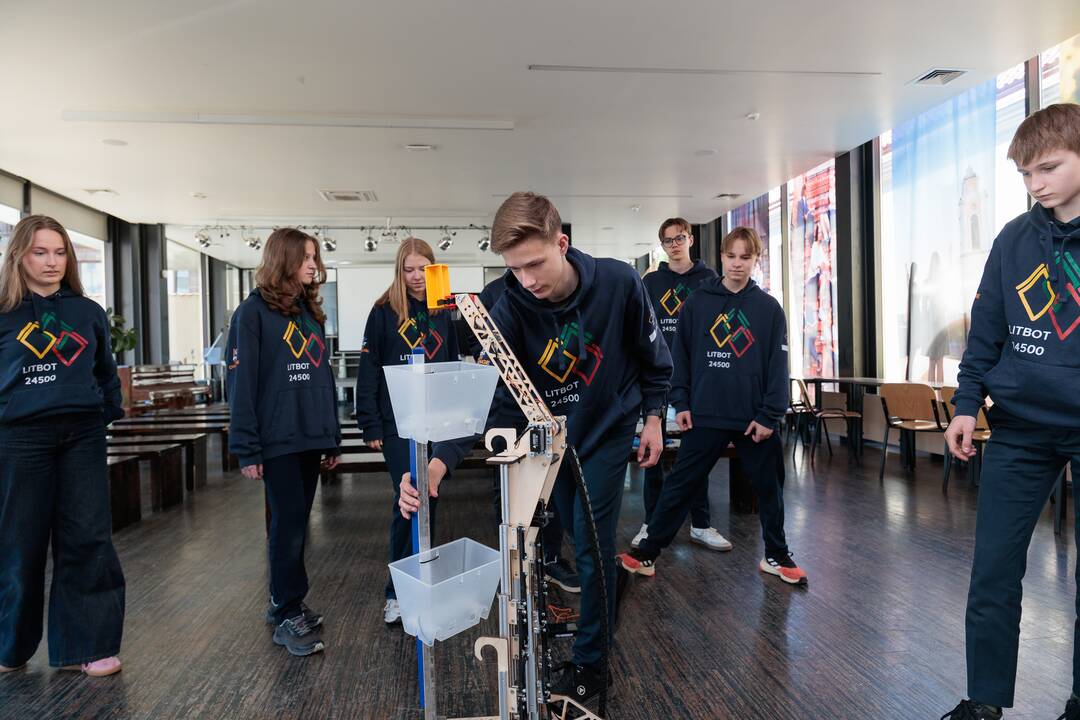 Kauno jėzuitų gimnazijos robotų virtuozai