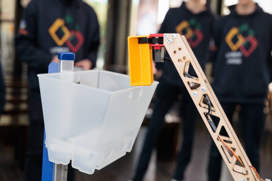 Kauno jėzuitų gimnazijos robotų virtuozai